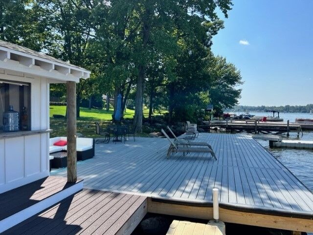 Lakefront 5 BR Jewel with Private Dock and Deck