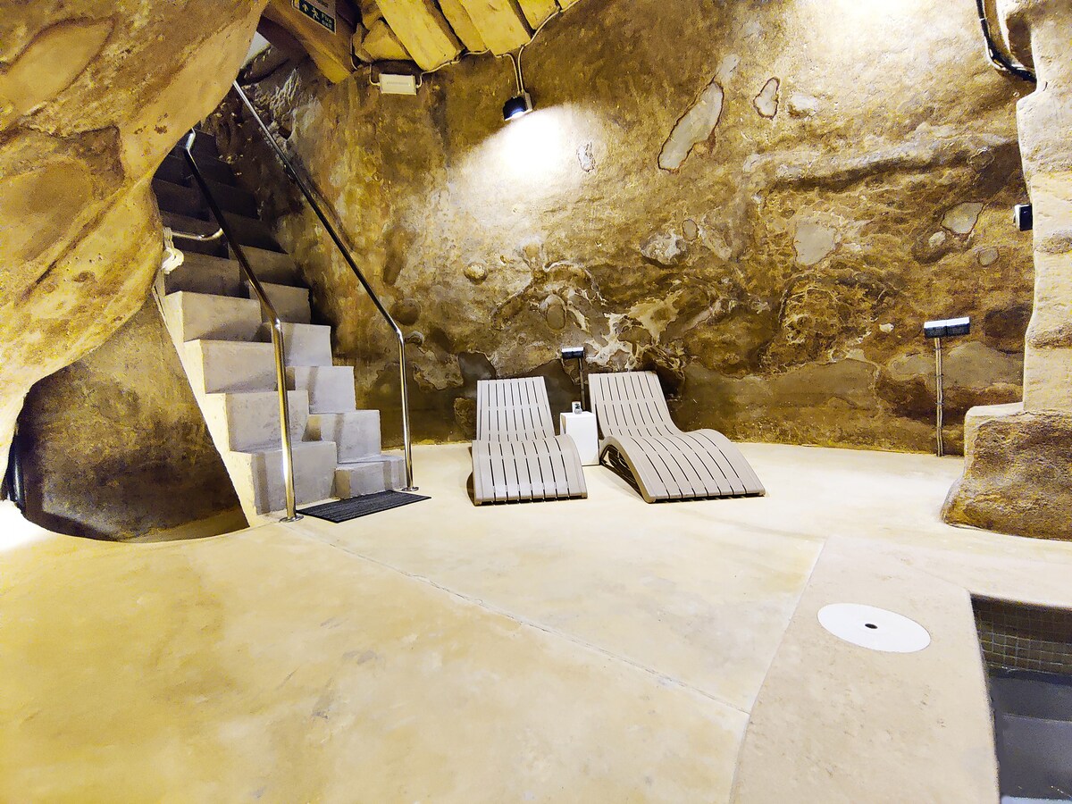 Wave 24 Savynomad Harbour Residence & SPA Cave