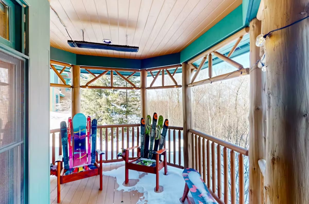 Stunning 4/4, hot tub, shuttle, walk to trails!