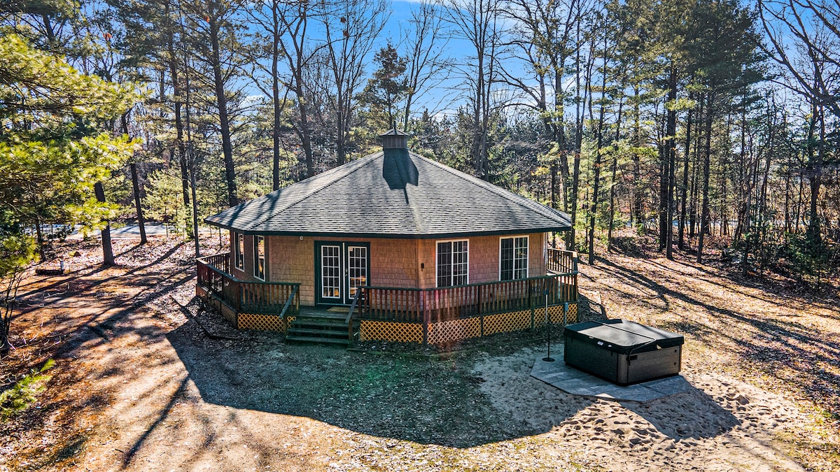 The Octagon + private hot tub | 2 miles from beach