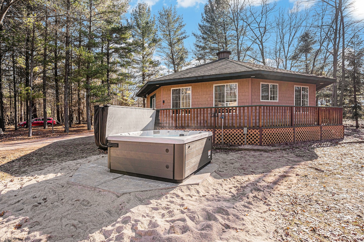 The Octagon + private hot tub | 2 miles from beach