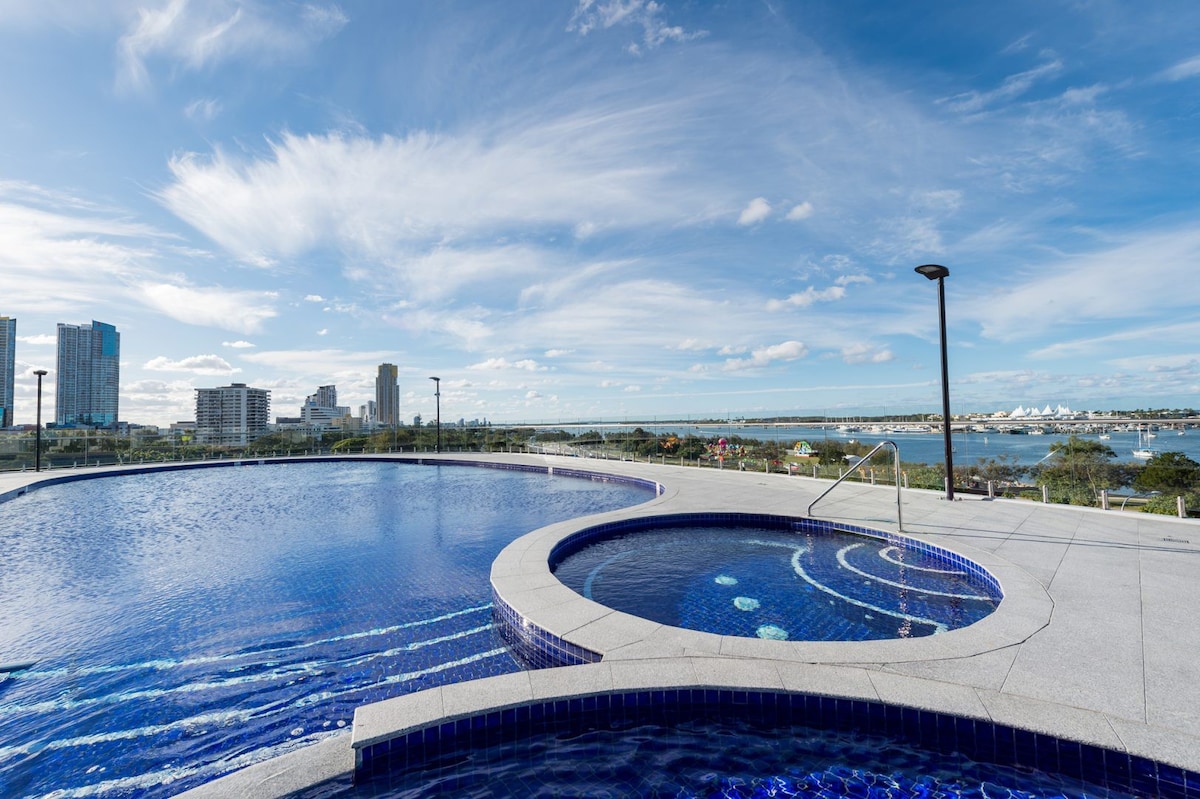 Luxury Meriton Beach Apartment