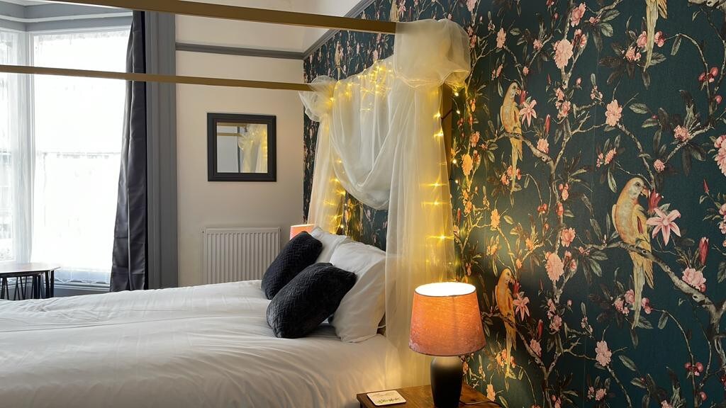 LilyRose Hotel Whitby - Parrot Room (Room 17)