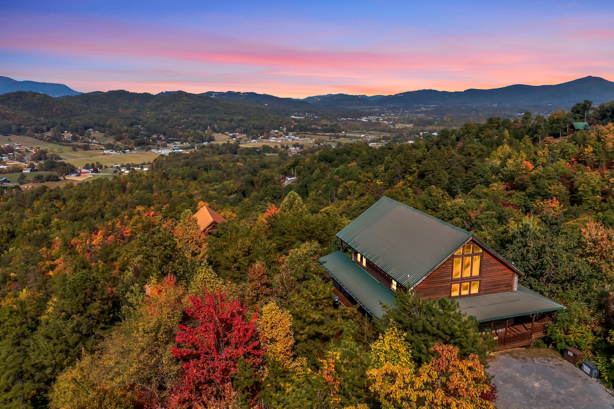 Million Dollar View - Hot Tub, Sauna & Pool!