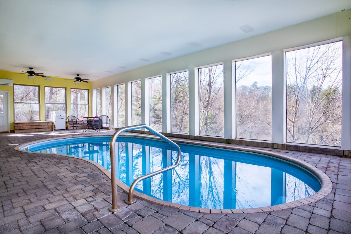 Million Dollar View - Hot Tub, Sauna & Pool!