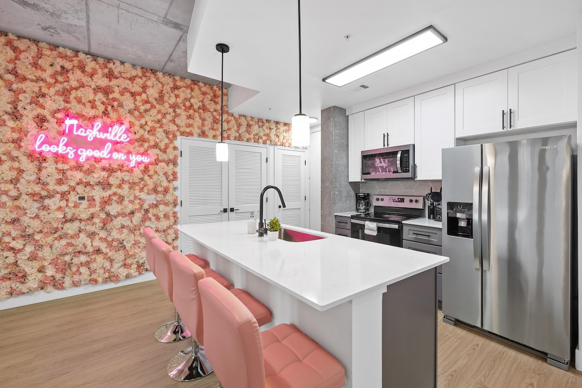 Downtown Delight Oasis: Modern Apt for 6