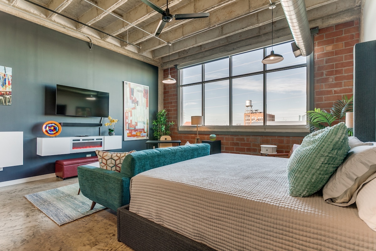 Southtown top-floor studio loft w/ rooftop terrace