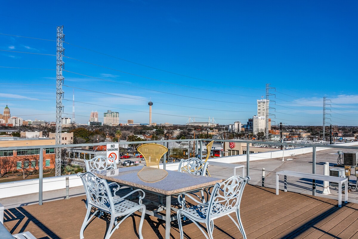 Southtown top-floor studio loft w/ rooftop terrace