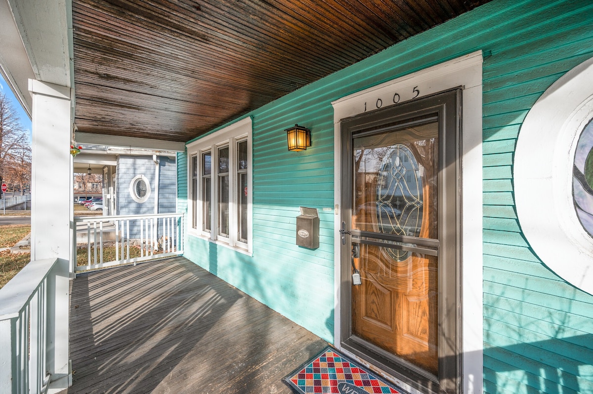 Charming Parisian Retreat in St. Paul: 4 BR/1 bath