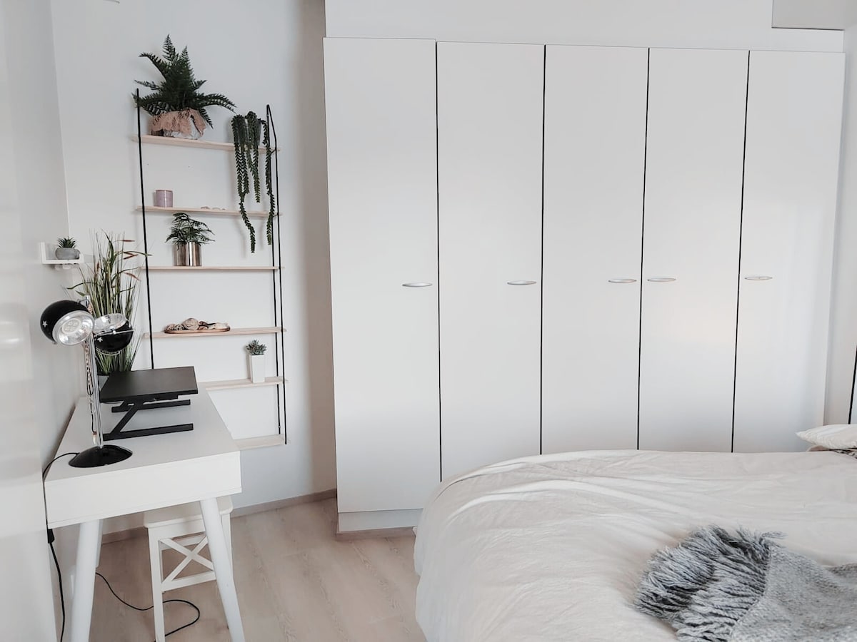 Hiljaisen työskentelyn huone minimalistin kodissa