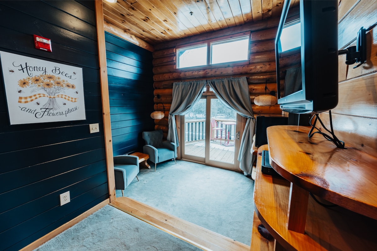 Honeybee Suite at Hawk's Nest Lodge
