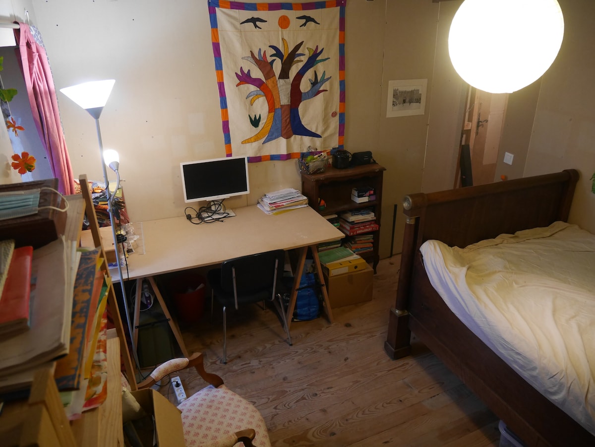 一个小而简约的房间！