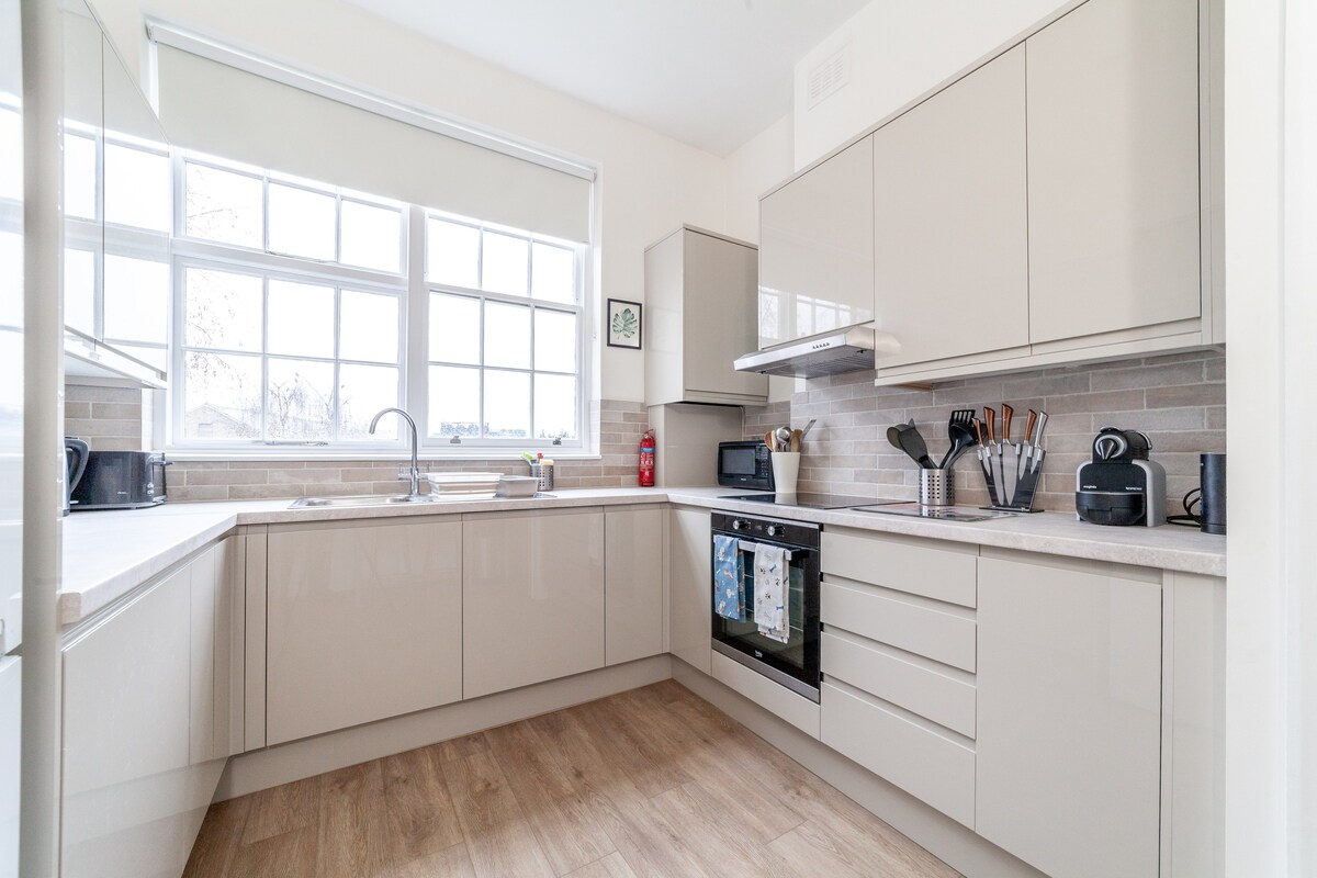 Spacious & Central 3-bed flat by popular Waterloo!