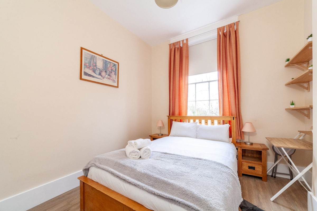 Spacious & Central 3-bed flat by popular Waterloo!