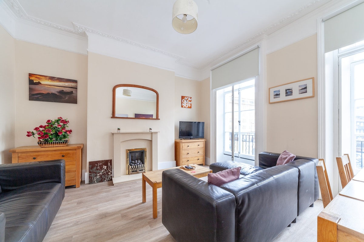 Spacious & Central 3-bed flat by popular Waterloo!