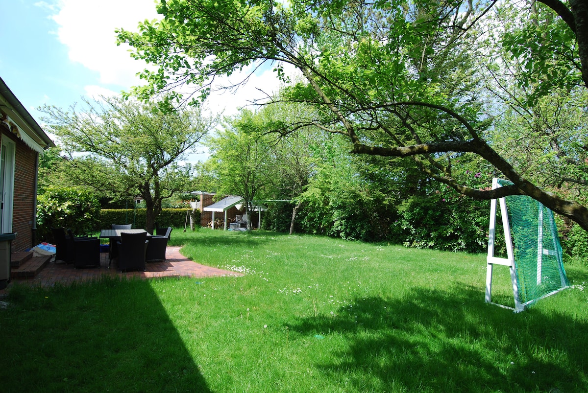 3 Schlafzimmer sonniges Ferienhaus Esens Garten