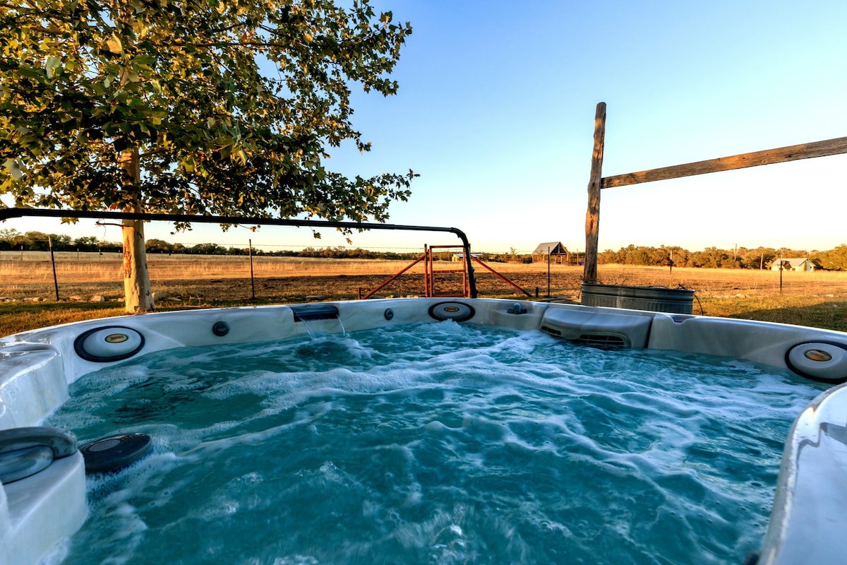 The Ranch House for 2 @ TimberRose Ranch hot tub