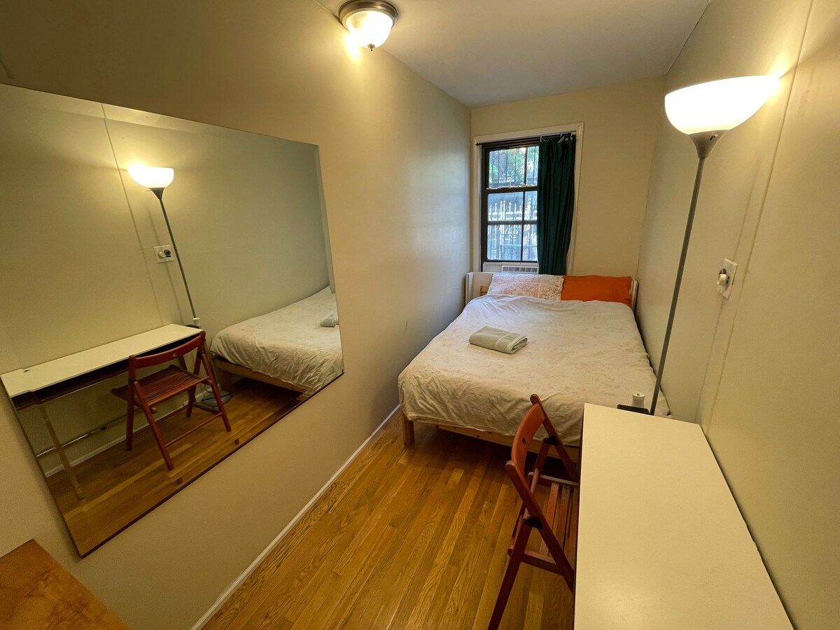 Central & Affordable Williamsburg Private bedroom