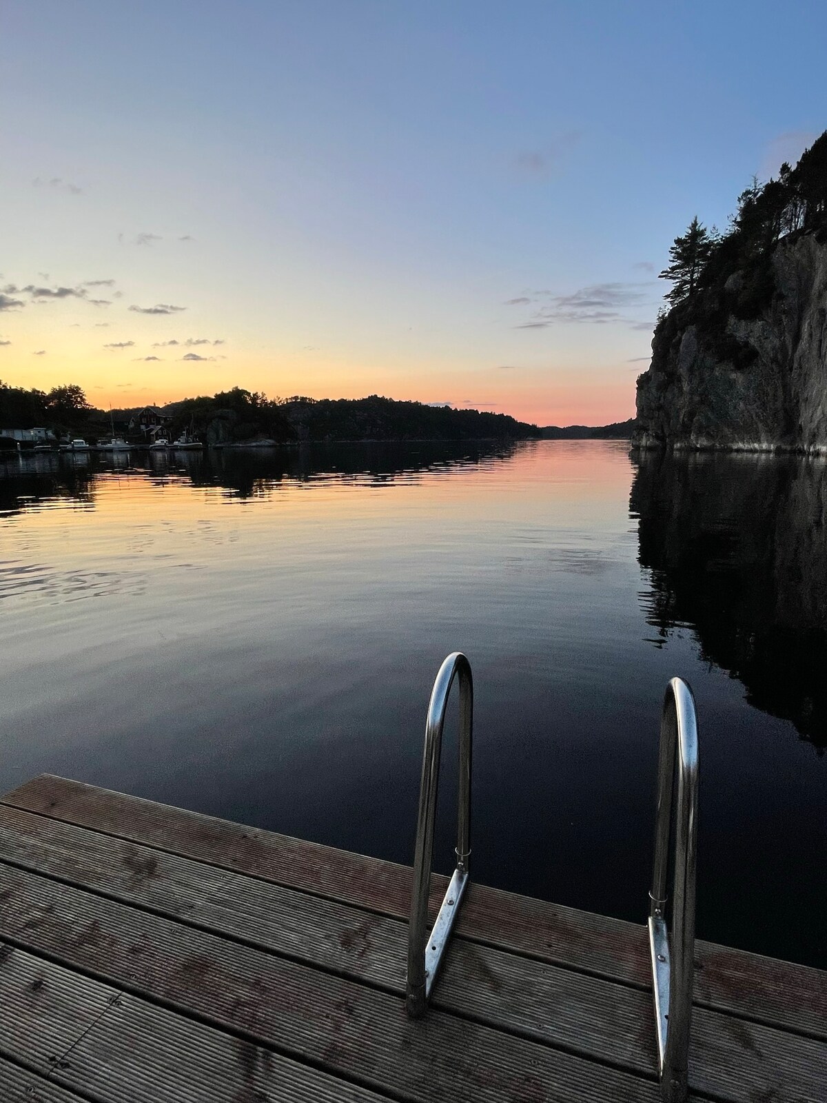 Flott rorbu i lun havn, mulighet for båt leie