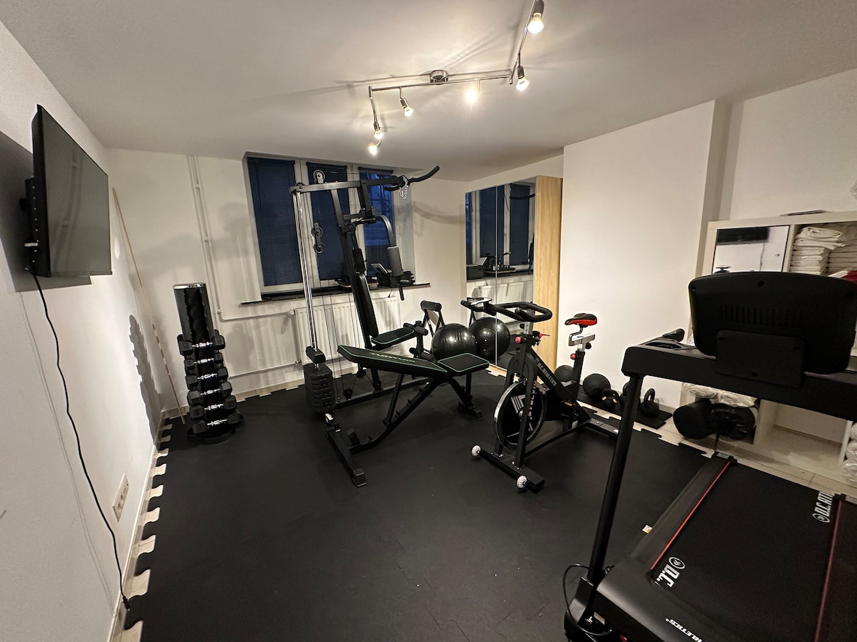 King Bed + Free Breakfast + Gym| Stylish Suite