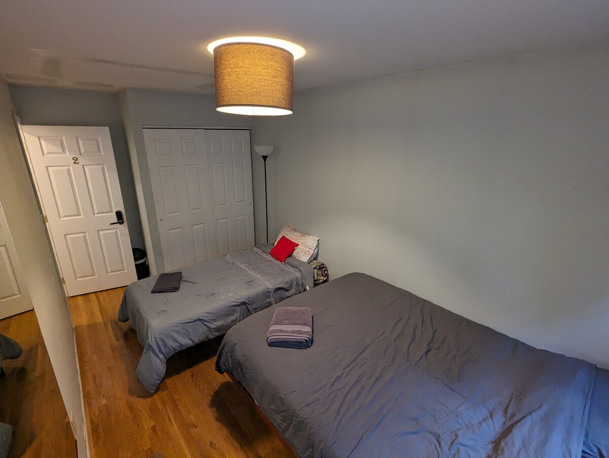 Private room in 4 bedroom Ground Apt. near Subway