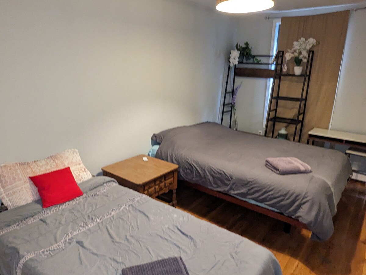 Private room in 4 bedroom Ground Apt. near Subway