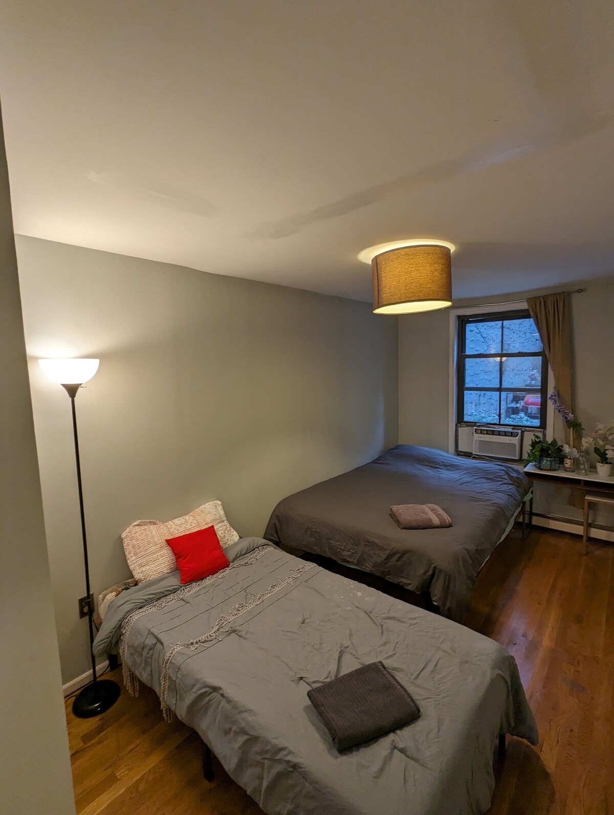 Private room in 4 bedroom Ground Apt. near Subway