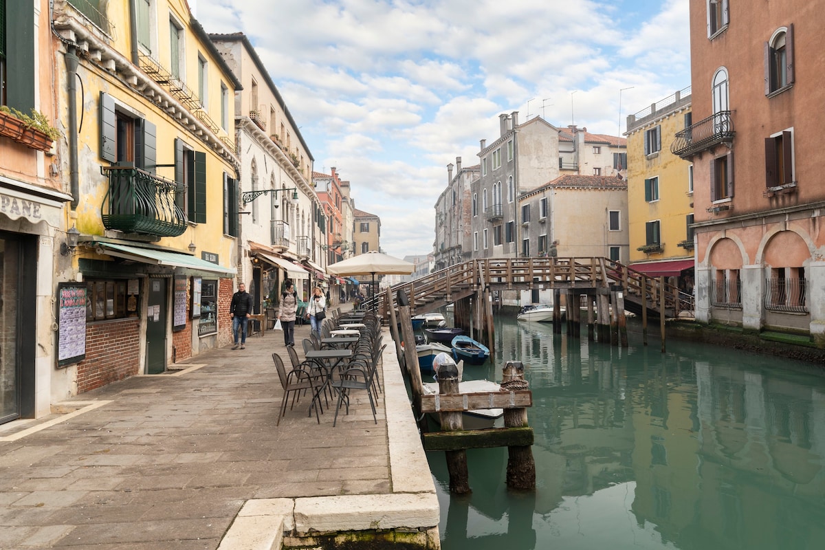 Stunning canal-side 5*apartment!