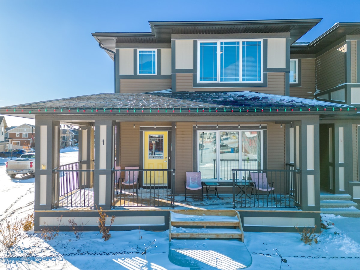 Family-Friendly 3BR: Rockies Fun & Cochrane Charm