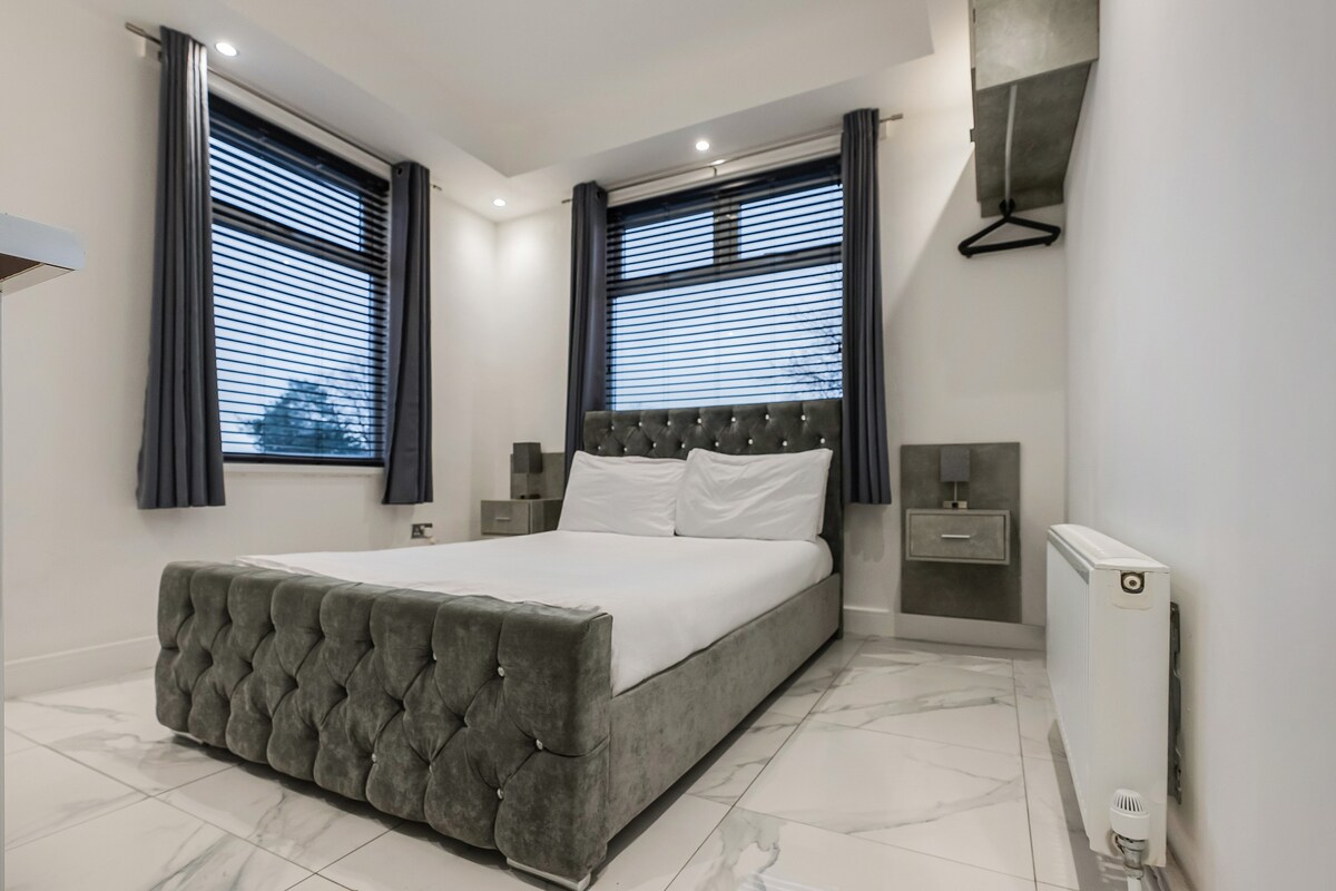 Standard Double Room in OYO Bellevue Apartments