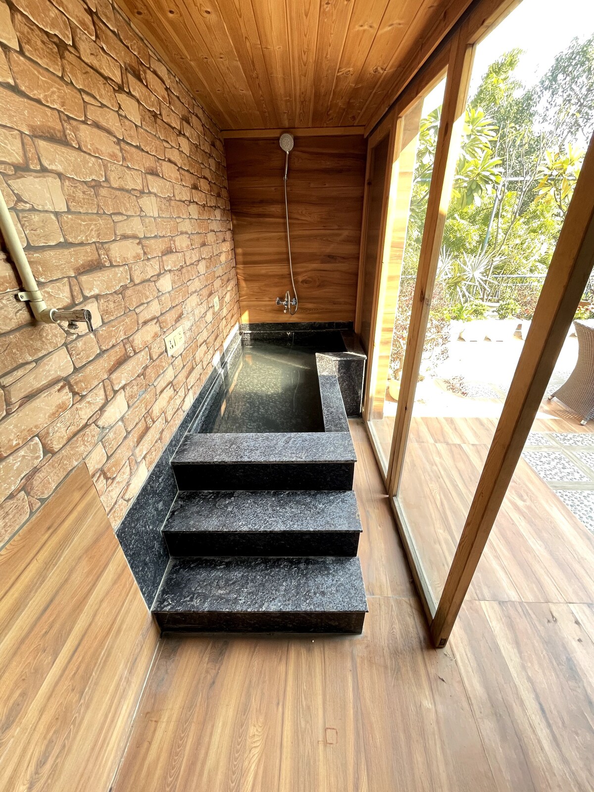 Apartment With Outdoor Bathtub- Safdarjung Enclave