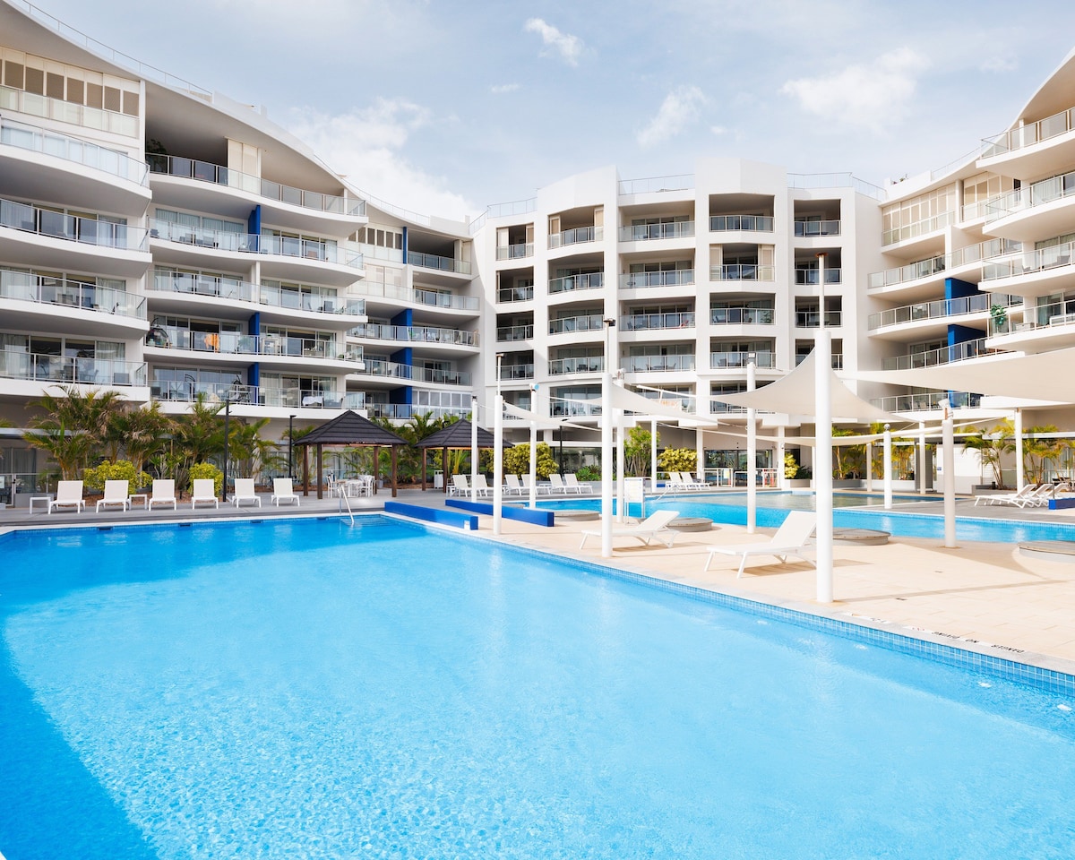 Stunning Poolside Paradise - Amazing Design, Gym.