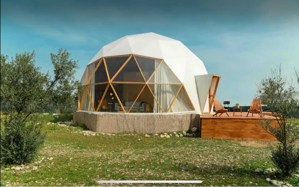 豪华露营地圆顶屋（ Glamping Geodesic Dome ） -拥有迷人的景色！