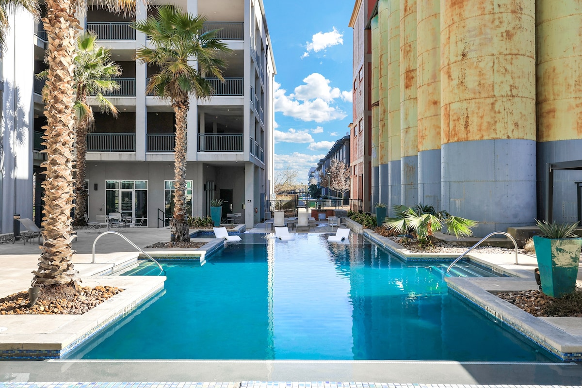 2BR Lux San Antonio River Walk Oasis | Resort Pool