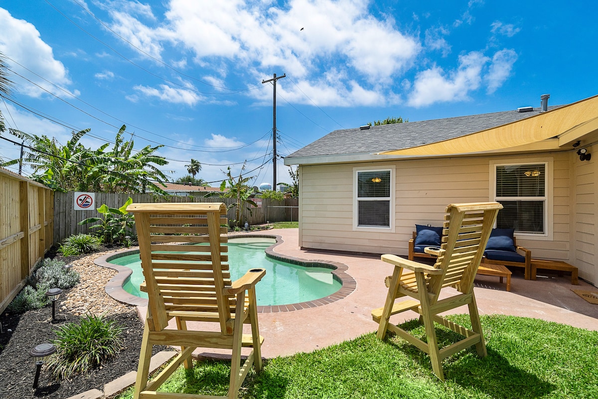 Island home with private pool and game room