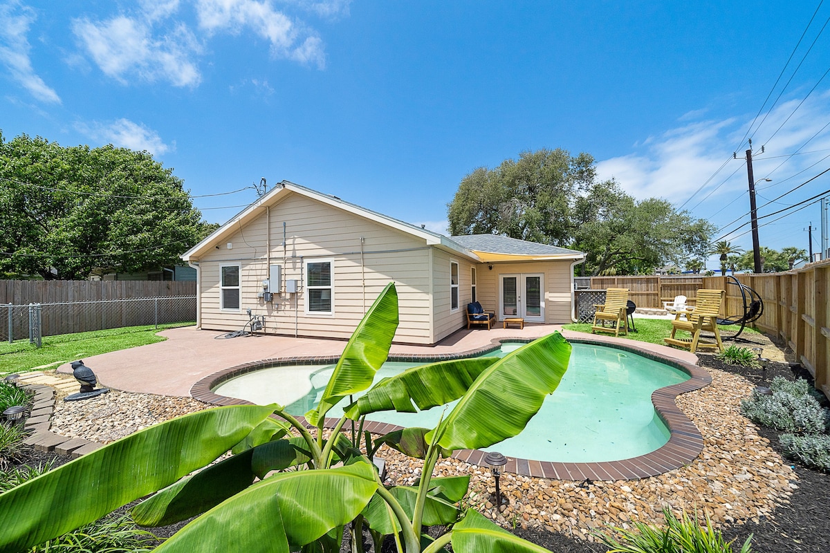 Island home with private pool and game room