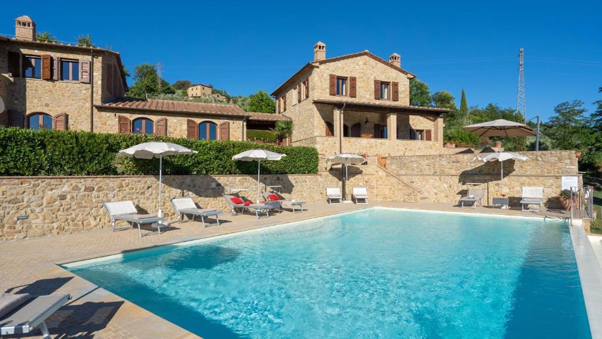 Tuscan rustic farmhouse with garden and pool