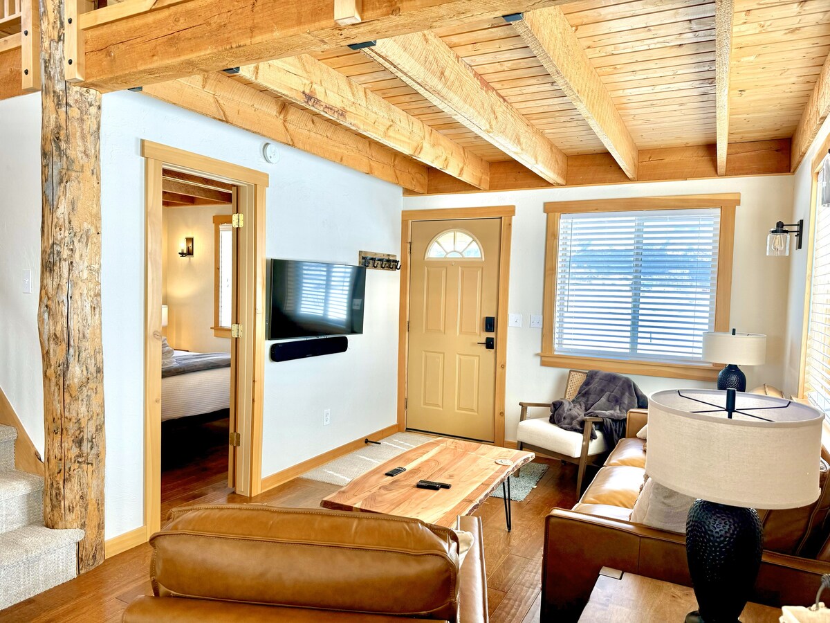 Cozy, barn-style Cabin with stunning Teton Views