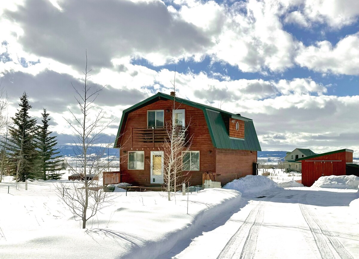 Cozy, barn-style Cabin with stunning Teton Views