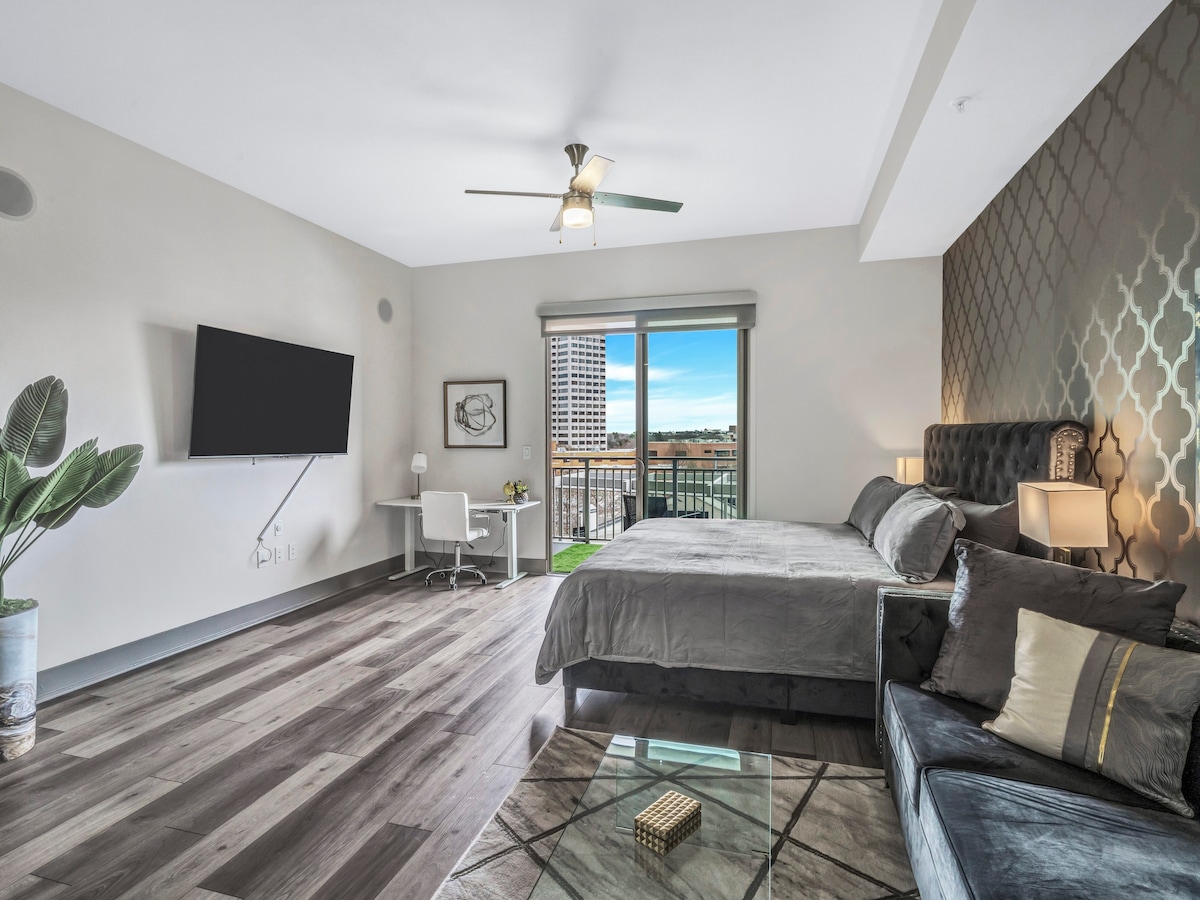 Luxury Downtown Studio w/ Balcony, Pool & Gym