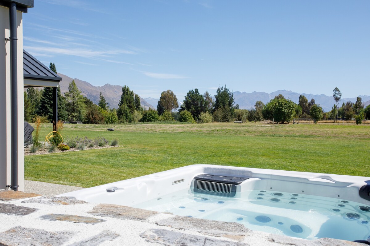 Luxury Private, Rural Wanaka Retreat with Hot Tub