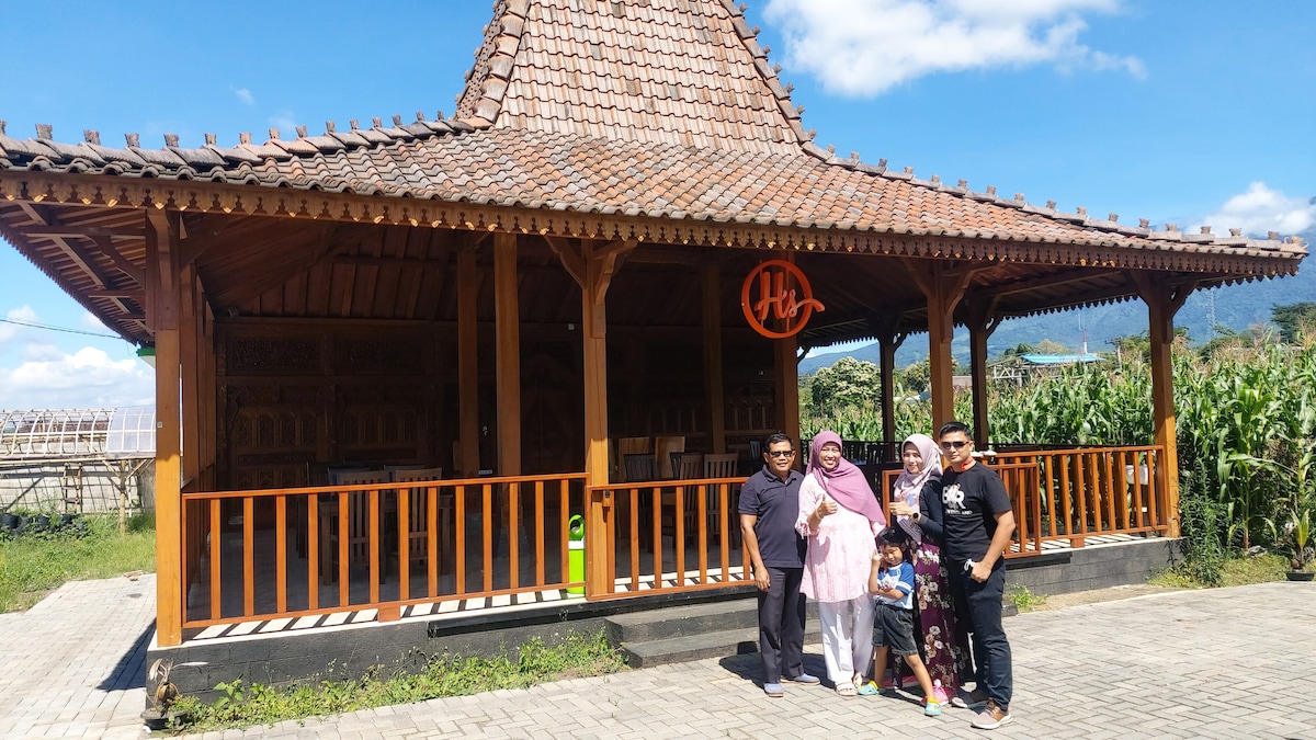 Villa Joglo Baru di Kota Malang alternatif batu