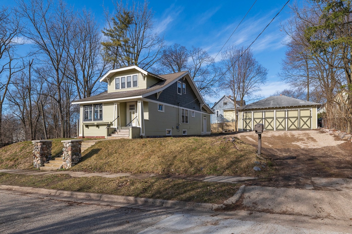 Historic Craftsman 8 
min from downtown w/ hot tub