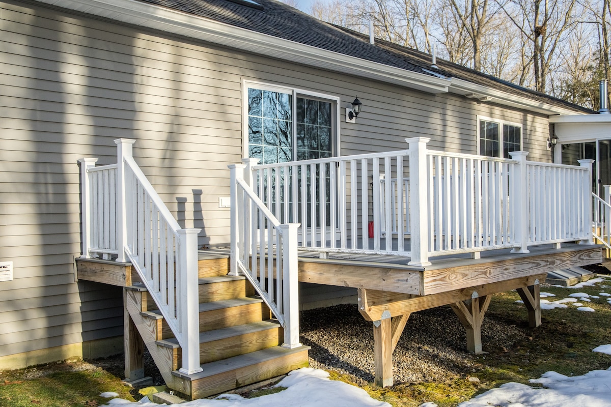 Cozy Home with Loft and Deck