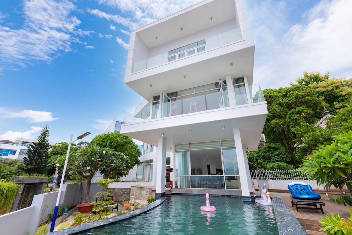 Beautiful villa with ocean view