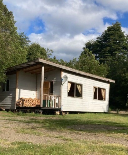 Cabaña rústica con bosque