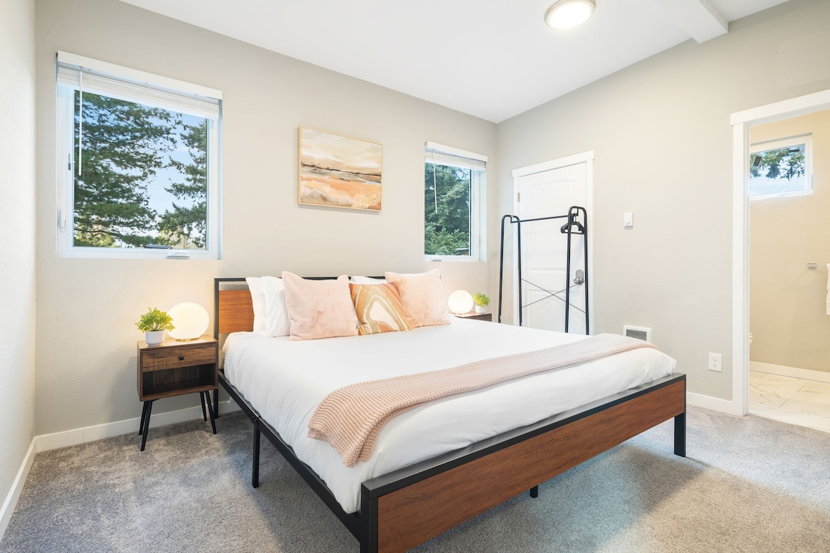 Remodeled | King Bed | Laundry | Mins to Seattle