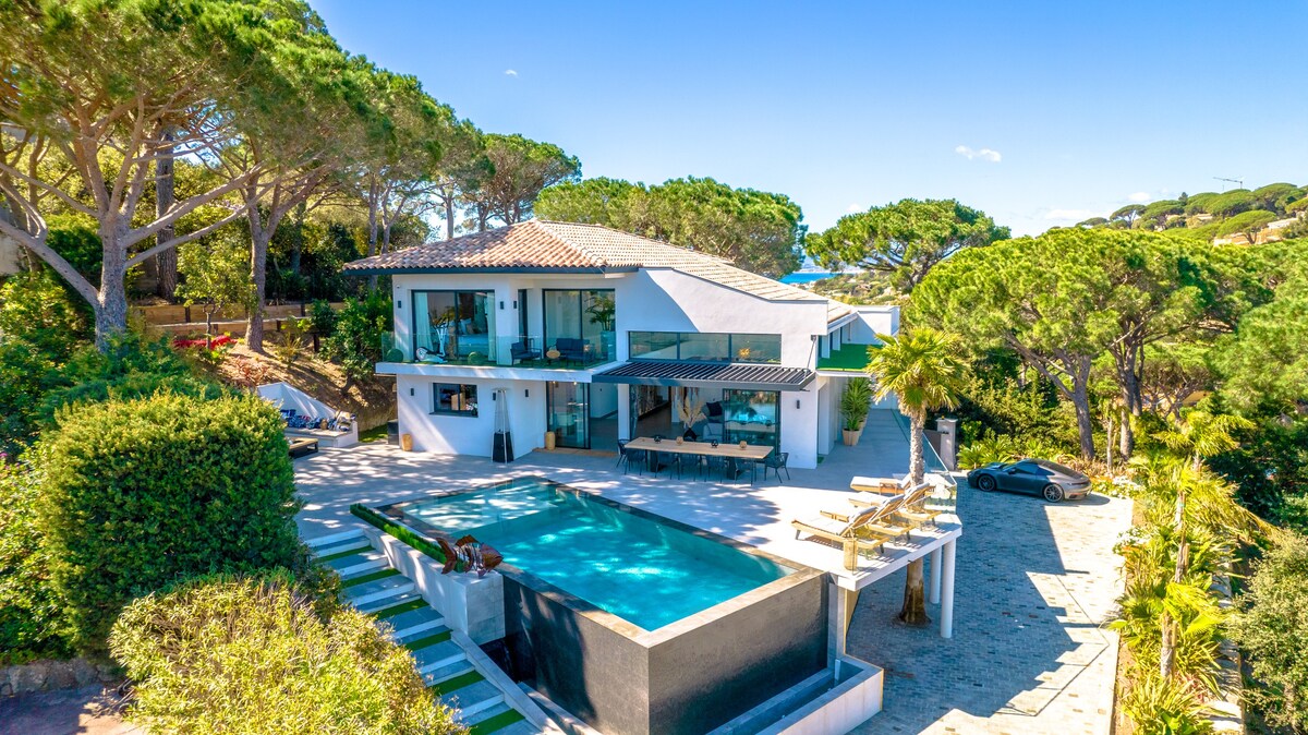 Villa moderne avec vue mer à 800 mètres des plages