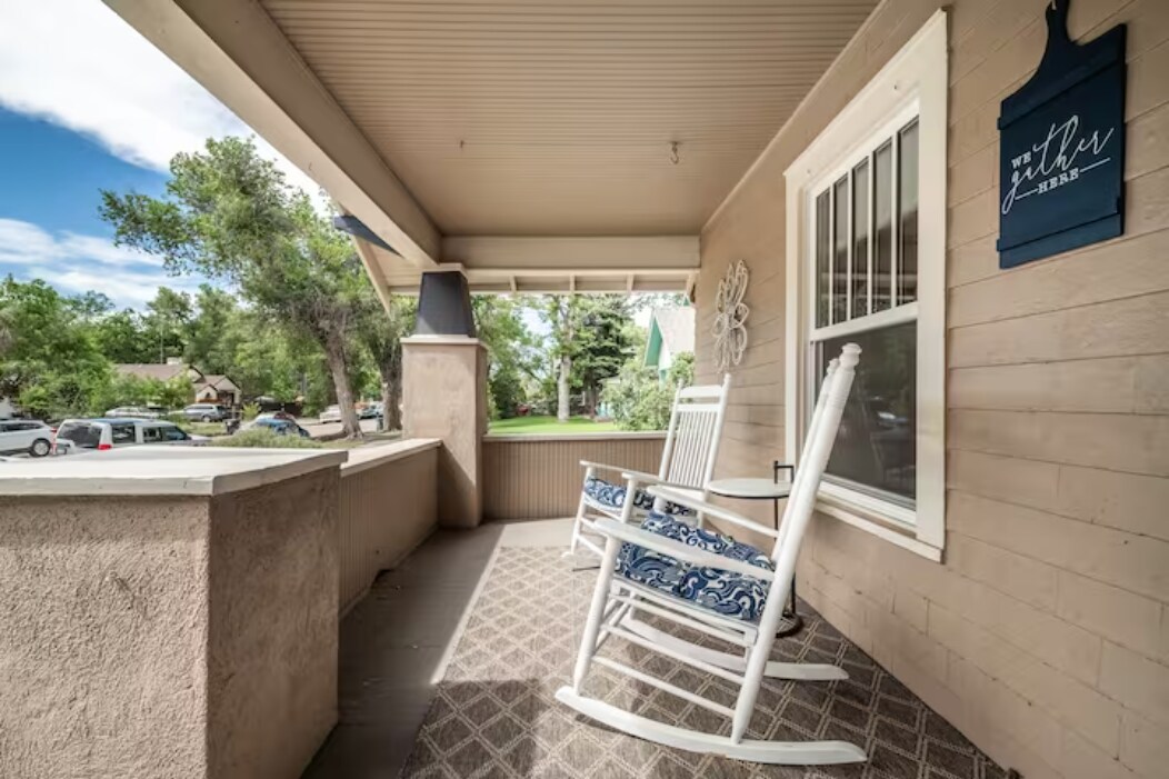 Dwntwn Bungalow w/ King Bed, Fenced Yard & Firepit