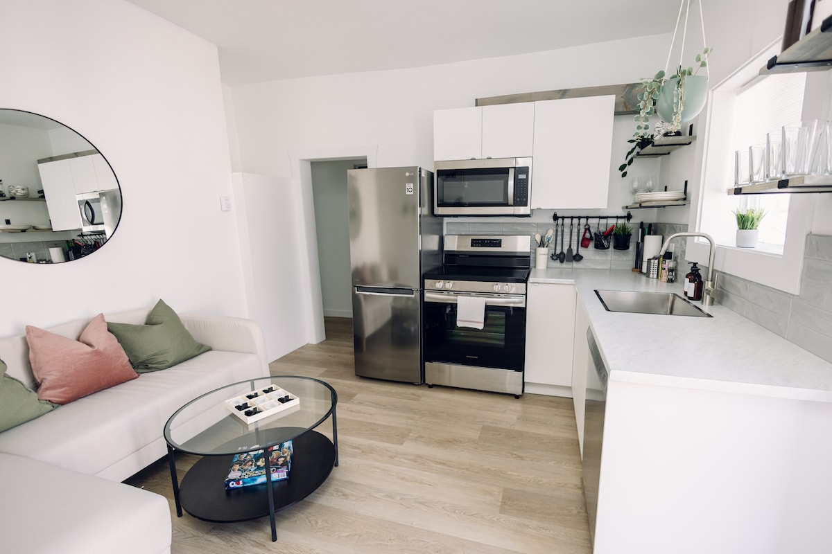 Modern & Clean 3 Bed + Den Flat